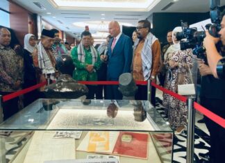 A MONUMENTAL AFFAIR / Botschaft Kuala Lumpur