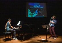 Òscar Antolí und Vitor Arantes / Botschaft Brasilia Das Bild zeigt die zwei Musiker auf einer Bühne mit Saxophon und Klavier.