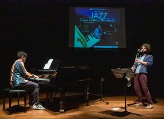 Òscar Antolí und Vitor Arantes / Botschaft Brasilia Das Bild zeigt die zwei Musiker auf einer Bühne mit Saxophon und Klavier.