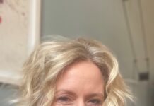 JEDER TAG IST FRAUENTAG / Kulturforum Bern Das Foto zeigt ein Portrait von Barbara Tóth. Sie hat mittellange blonde Haare und lächelt in die Kamera.