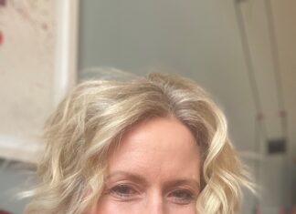 JEDER TAG IST FRAUENTAG / Kulturforum Bern Das Foto zeigt ein Portrait von Barbara Tóth. Sie hat mittellange blonde Haare und lächelt in die Kamera.