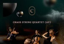Classix Festival 2024 / Kulturforum Bukarest Das Bild zeigt das Chaos String Quartet (drei Frauen und ein Mann) in einem dunkel beleuchteten Raum mit ihren Streichinstrumenten.