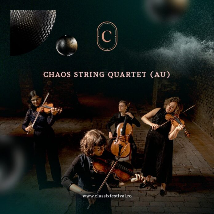 Das Bild zeigt das Chaos String Quartet (drei Frauen und ein Mann) in einem dunkel beleuchteten Raum mit ihren Streichinstrumenten.