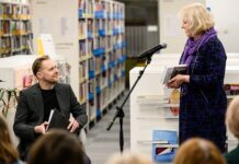 Lesung / Botschaft Tallinn Das Bild zeigt die Übersetzerin des Buches und den Schauspieler Tambet Tuisk in einer Bibliothek