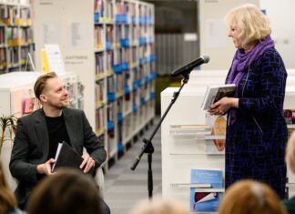 Lesung / Botschaft Tallinn Das Bild zeigt die Übersetzerin des Buches und den Schauspieler Tambet Tuisk in einer Bibliothek