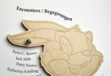 Begegnungen / Encounters / Kulturforum London Ein Kaninchen aus Holz im Stil von Disney mit dem Ausstellungstitel „Begegnungen / Encounters“ und dem Datum der Ausstellungseröffnung am 22.2. von 18:30 bis 20:30 sowie den Namen der Künstler:innen und dem Logo des Kulturforums.