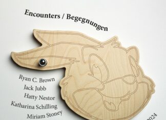Begegnungen / Encounters / Kulturforum London Ein Kaninchen aus Holz im Stil von Disney mit dem Ausstellungstitel „Begegnungen / Encounters“ und dem Datum der Ausstellungseröffnung am 22.2. von 18:30 bis 20:30 sowie den Namen der Künstler:innen und dem Logo des Kulturforums.