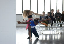 Nikima Jagudajev BASICALLY / Botschaft Stockholm Das Bild zeigt Tänzerinnen und Tänzer der Ausstellung/Performance BASICALLY