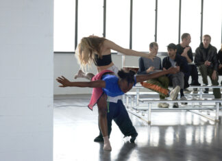 Nikima Jagudajev BASICALLY / Botschaft Stockholm Das Bild zeigt Tänzerinnen und Tänzer der Ausstellung/Performance BASICALLY