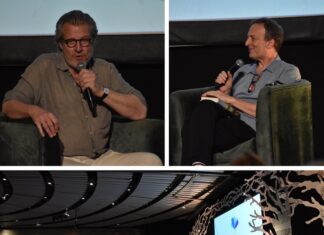 „Das große Welttheater“ in Cartagena / Botschaft Bogota Das Bild zeigt oben rechts den Historiker und Autor Philipp Blom, links den Rektor des IWM, Misha Glenny und unten Philipp Blom, Misha Glenny und das Publikum in einem Auditorium vor einer Leinwand mit dem Titel „Hay Festival“.