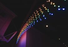 Lichtfestival „Bright Brussels“/ Kulturforum Brüssel Das Bild zeigt eine Lichtinstallation aus kleinen Glühbirnen, die einem Regenbogen ähnelt.