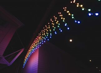 Lichtfestival „Bright Brussels“/ Kulturforum Brüssel Das Bild zeigt eine Lichtinstallation aus kleinen Glühbirnen, die einem Regenbogen ähnelt.