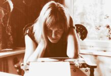 Schreiben gegen den Krieg / Kulturforum Prag Das Bild zeigt den Flyer zur Ausstellung sowie Informationen wie Titel und Laufzeit mit einer Fotografie von Ingeborg Bachmann vor einer Schreibmaschine.