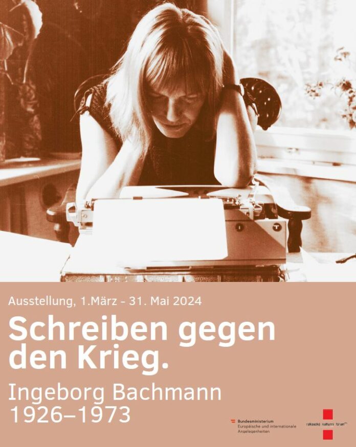 Das Bild zeigt den Flyer zur Ausstellung sowie Informationen wie Titel und Laufzeit mit einer Fotografie von Ingeborg Bachmann vor einer Schreibmaschine.