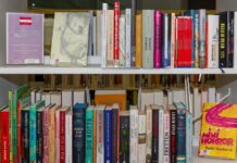 Österreichische Bibliothek eröffnet / Generalkonsulat Straßburg Das erste Bild zeigt ein Bücherregal voll mit Büchern, die vom BMEIA im Rahmen einer Bücherspende an die Bibliothèque nationale et universitaire in Straßburg übergeben wurden.