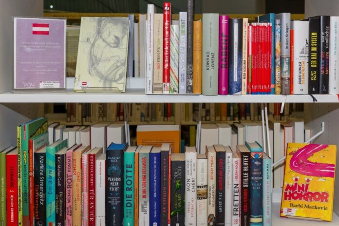 Das erste Bild zeigt ein Bücherregal voll mit Büchern, die vom BMEIA im Rahmen einer Bücherspende an die Bibliothèque nationale et universitaire in Straßburg übergeben wurden.