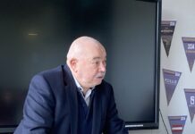 Holocaust Remembrance Day / Botschaft Luxemburg Julien Joseph, Luxemburger Zeuge der zweiten Generation, spricht vor ca. 80 Schüler:innen der Lënster Lycée International School über die Geschichte seiner Familie während der Zeit des Nationalsozialismus.