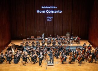 Hornist Radovan Vlatkovic / Botschaft Bangkok Das Bild zeigt den Hornisten Radovan Vlatkovic und das Thailand Philharmonic Orchestra auf der großen Bühne der Prince Mahidol Hall