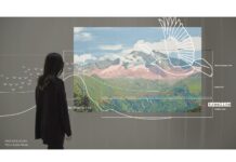 Women Designing the Future / Botschaft Kopenhagen Betrachterin vor einer großformatigen Abbildung eines Bergpanoramas, die mit Grafiken zu den verschiedenen Höhenstufen und eines Vogels kombiniert wurde.