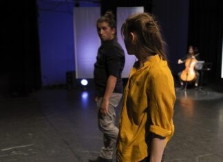 Endless Cycles + Encontrarse/ Kulturforum Mexiko Das Bild zeigt zwei Personen, die auf einer Bühne stehen und sich ansehen.