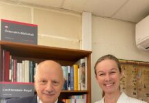 Eröffnung der Österreichischen Bibliothek / Botschaft Malta Das Bild zeigt die österreichische Botschafterin in Malta Erika Bernhard und den Rektor der Universität Alfred Vella.