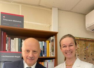 Eröffnung der Österreichischen Bibliothek / Botschaft Malta Das Bild zeigt die österreichische Botschafterin in Malta Erika Bernhard und den Rektor der Universität Alfred Vella.