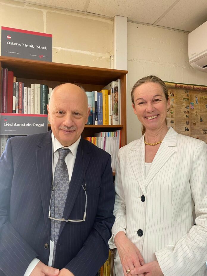 Das Bild zeigt die österreichische Botschafterin in Malta Erika Bernhard und den Rektor der Universität Alfred Vella.