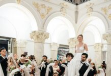 Wiener Ball in Genf / Vertretung Genf Das Bild zeigt die Eröffnung eines Balls in einem prunkvollen Gebäude mit weiß gekleideten Damen und Herren in schwarzen Anzügen.