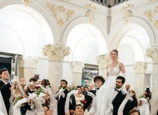 Wiener Ball in Genf / Vertretung Genf Das Bild zeigt die Eröffnung eines Balls in einem prunkvollen Gebäude mit weiß gekleideten Damen und Herren in schwarzen Anzügen.