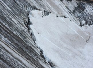 Ausstellung / Kulturforum Zagreb Das Bild zeigt einen Gletscher mit Bruch.