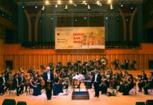 Konzert MUSIK AUS WIEN / Botschaft Hanoi Das Bild zeigt das Orchester gemeinsam mit Rainer Honeck.