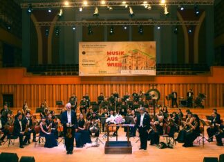 Konzert MUSIK AUS WIEN / Botschaft Hanoi Das Bild zeigt das Orchester gemeinsam mit Rainer Honeck.