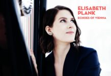 Echoes of Vienna / Kulturforum Washington Das Bild zeigt Elisabeth Plank in Portraitansicht mit ihrer Harfe auf einer Veranstaltungsankündigung des Kulturforums Washington.