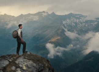 EUNIC Filmfestival in Tartu / Botschaft Tallinn Das Bild zeigt einen Mann, der vor majestätischen Bergen steht und in die Ferne blickt.