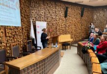 Women Cultivating the Science Ecosystem / Botschaft Pristina Das Bild zeigt die Vortragende vor dem Publikum im Auditorium