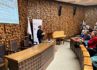 Women Cultivating the Science Ecosystem / Botschaft Pristina Das Bild zeigt die Vortragende vor dem Publikum im Auditorium