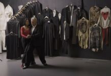 Tanzperformance Kantor-Tango / Kulturforum Warschau Das Bild zeigt ein Tanzendes Paar vor dem Hintergrund der an der Wand hängenden Kostüme vom Theaterrepertoire von Tadeusz Kantor.