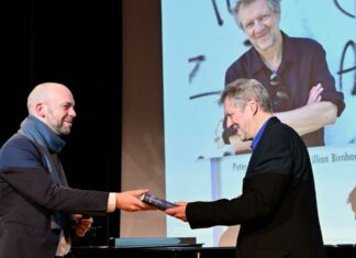 Auf Peters Spuren / Generalkonsulat München Das Bild zeigt die Übergabe des Sammelbandes an den Autor Peter Stephan Jungk