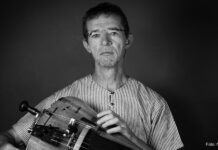 Weltmusik/Österreichische Botschaft Stockholm Das Bild zeigt den Drehleierspieler Matthias Loibner in einem Schwarz/Weiß-Foto.