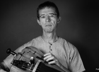 Weltmusik/Österreichische Botschaft Stockholm Das Bild zeigt den Drehleierspieler Matthias Loibner in einem Schwarz/Weiß-Foto.