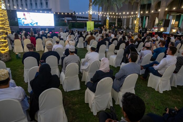 Das Bild zeigt das Publikum beim Deutschsprachigen Filmfestival im Palmengarten des Hotels Intercontinental in Maskat.