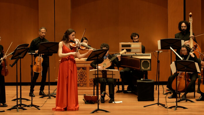 Das Bild zeigt den Konzertauftritt von Danka Nikolic im Teatro Mayor Julio Mario mit der Ensemble Barroco von Bogotá.