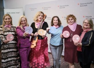 Ana Topalovic: „MultiCello“ / Kulturforum Bratislava Das Bild zeigt Carmen Nasse, Leiterin der Deutschen Schule Bratislava; Sandra Diepenseifen, Leiterin des ÖKF Bratislava; Ana Topalovic, Cellistin; Katarina Lesna, ÖKF Bratislava; Karin Marcik und Lisi Krauk-McGuinnes ÖB Bratislava, mit den „Calliope-Dots“