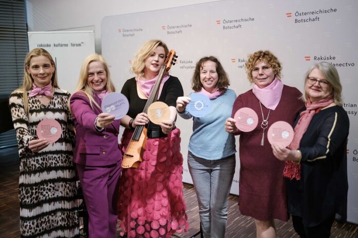 Das Bild zeigt Carmen Nasse, Leiterin der Deutschen Schule Bratislava; Sandra Diepenseifen, Leiterin des ÖKF Bratislava; Ana Topalovic, Cellistin; Katarina Lesna, ÖKF Bratislava; Karin Marcik und Lisi Krauk-McGuinnes ÖB Bratislava, mit den „Calliope-Dots“