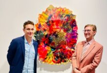 Art Basel Hong Kong / Generalkonsulat Hongkong Das Bild zeigt GK Dr. Zettl mit Künstler Daniel Knorr vor einem seiner von der der Galerie Nächst St.Stephan präsentierten Werke.