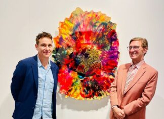 Art Basel Hong Kong / Generalkonsulat Hongkong Das Bild zeigt GK Dr. Zettl mit Künstler Daniel Knorr vor einem seiner von der der Galerie Nächst St.Stephan präsentierten Werke.