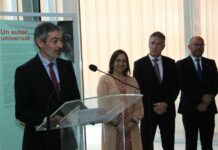 Spanischer EU-Staatssekretär eröffnet Stefan Zweig-Ausstellung / Kulturforum Madrid Das Bild zeigt ein Panel der Wanderausstellung Stefan Zweig, Weltautor sowie den spanischen Staatssekretär für die Europäische Union, Fernando Mariano Sampedro, die Bürgermeisterin von Palencia, Raquel Miriam Andrés Prieto, den österreichischen Botschafter, Enno Drofenik sowie den Botschafter der Slowakei, Juraj Tomaga.