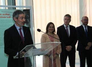 Spanischer EU-Staatssekretär eröffnet Stefan Zweig-Ausstellung / Kulturforum Madrid Das Bild zeigt ein Panel der Wanderausstellung Stefan Zweig, Weltautor sowie den spanischen Staatssekretär für die Europäische Union, Fernando Mariano Sampedro, die Bürgermeisterin von Palencia, Raquel Miriam Andrés Prieto, den österreichischen Botschafter, Enno Drofenik sowie den Botschafter der Slowakei, Juraj Tomaga.