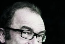 Robert Menasse – „Die Erweiterung“ / Kulturforum Paris Das Bild zeig ein Portrait von Robert Menasse in Farbe.