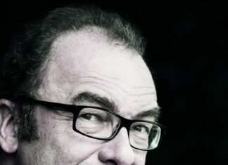 Robert Menasse – „Die Erweiterung“ / Kulturforum Paris Das Bild zeig ein Portrait von Robert Menasse in Farbe.